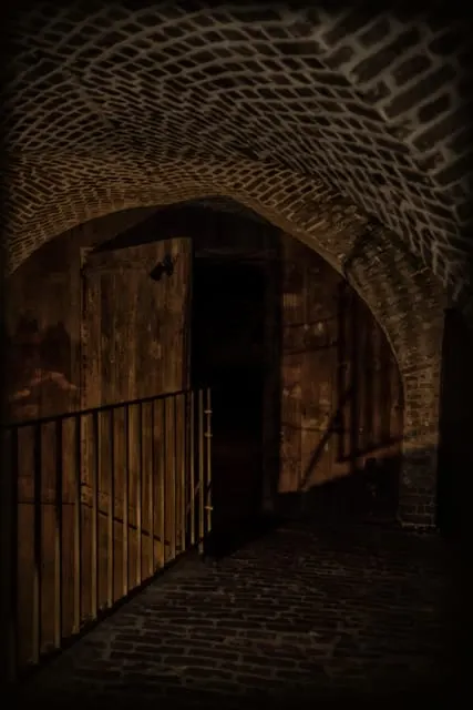 90-Minute Ghost and Dungeon Walking Tour